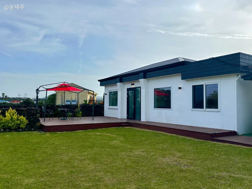 White single-storey house with deck and lawn (Listing ID : 21118)