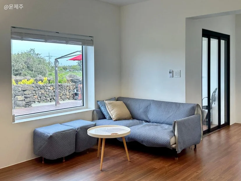 Living room with blue sofa and deck-view window (Listing ID : 21118)