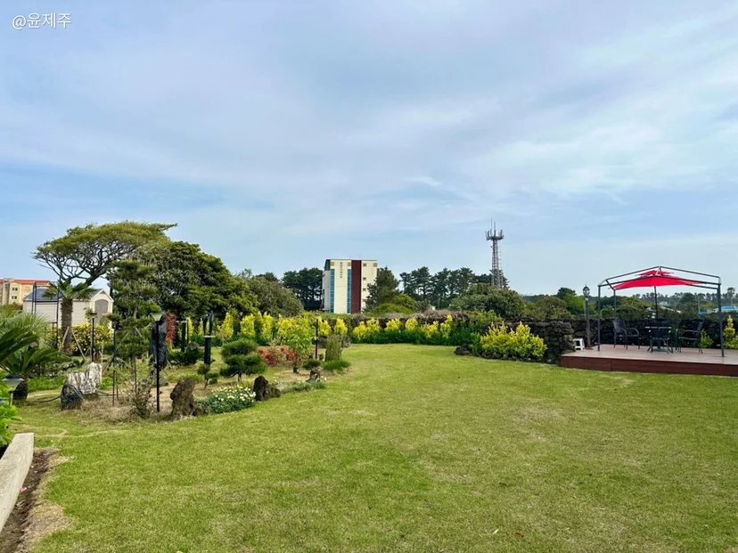 Wide lawn with garden and red gazebo deck (Listing ID : 21118)