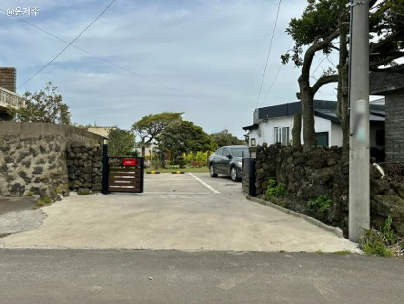 Lane with lava-rock walls and gated driveway (Listing ID : 21118)