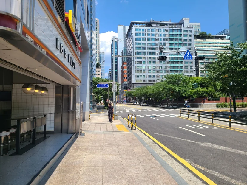 Street by the building with a cafe and a wide Gangnam road (Listing ID : 26409)
