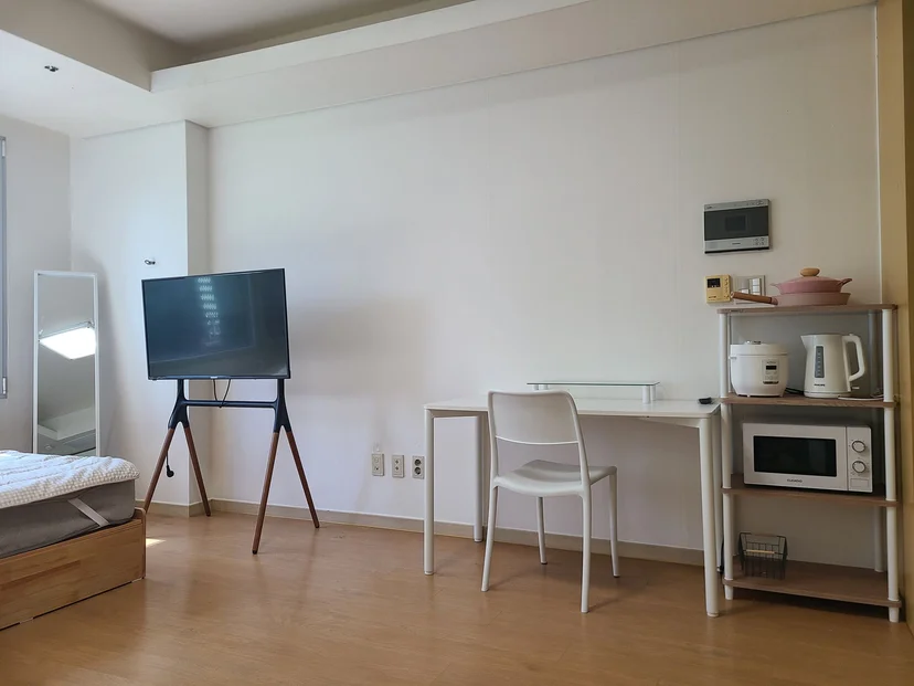 Studio interior with a desk, chair and TV (Listing ID : 26409)