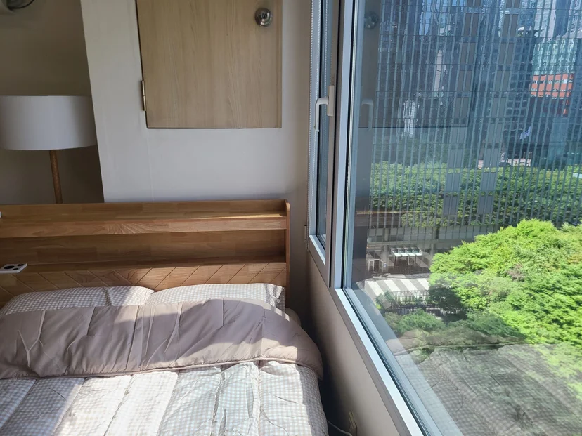 Bedroom window with a green, leafy city view (Listing ID : 26409)