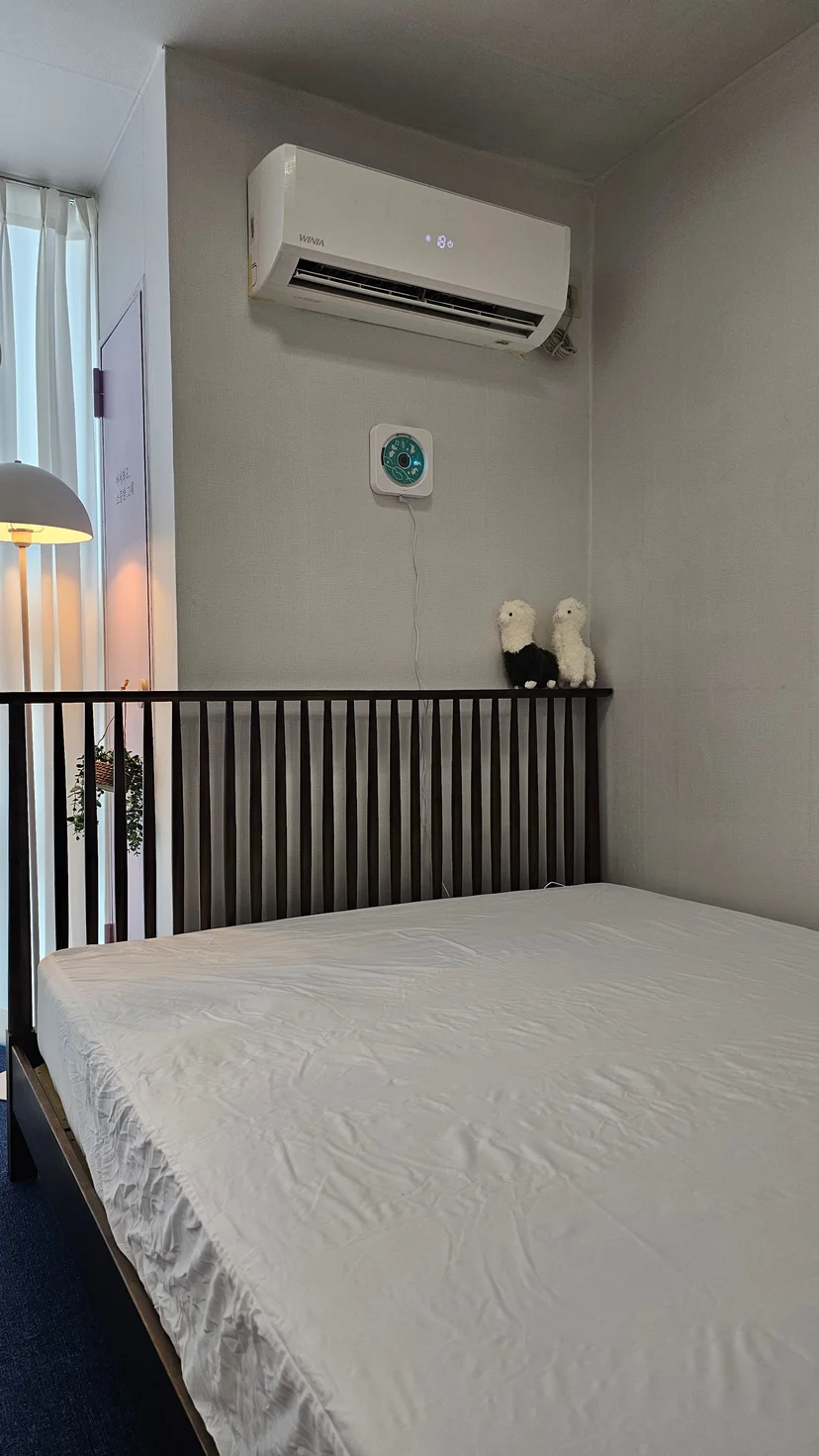 Bedroom with queen bed and wall-mounted air conditioner (Listing ID : 28024)