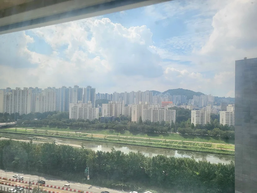 밤에 불 켜진 고층 건물 외관