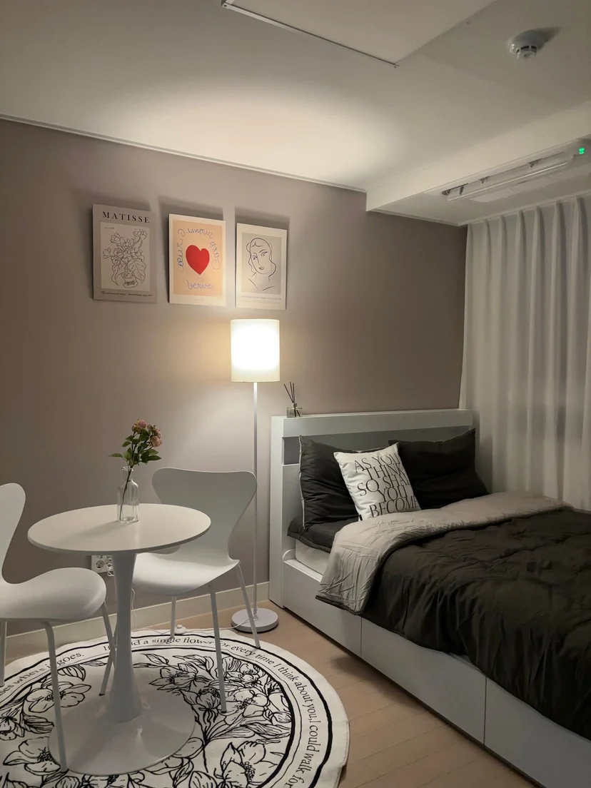 Bright studio with double bed, round table, and wall art (Listing ID : 30036)