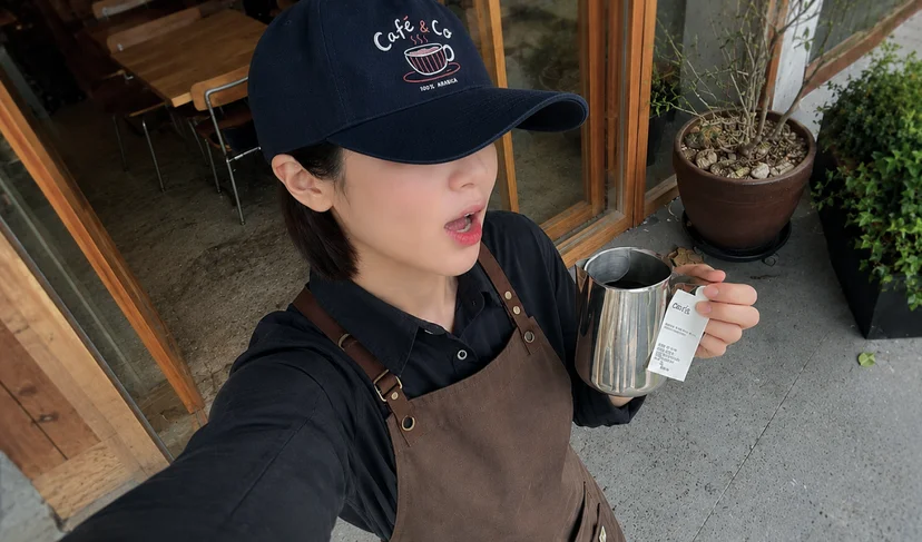 마플 베이직 볼캡 카페 브랜드 로고를 자수로 새긴 네이비 볼캡을 카페 직원이 착용한 이미지