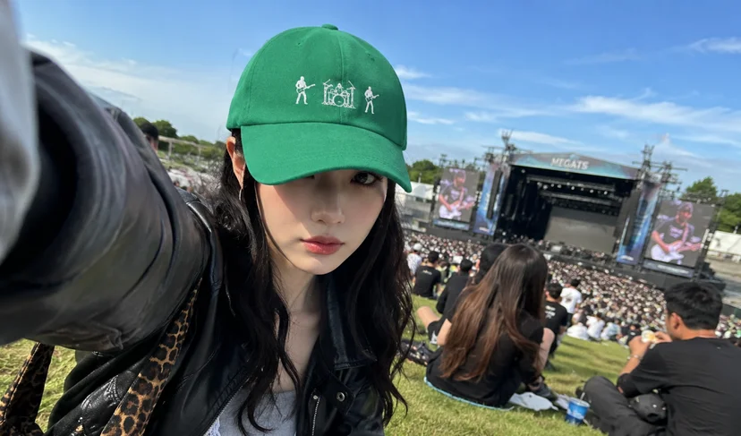 마플 베이직 볼캡 밴드 일러스트를 자수로 새긴 그린 볼캡을 야외 공연장에서 착용한 이미지