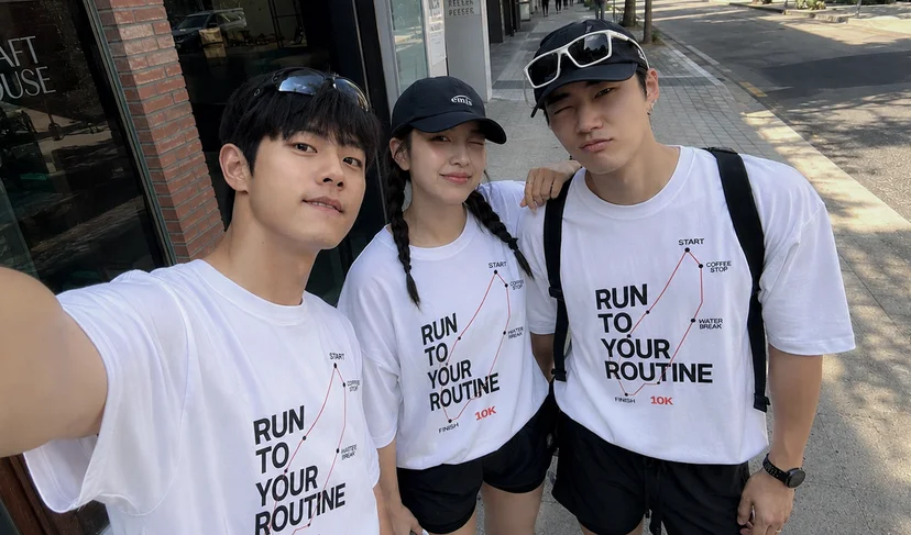 마플 길단 2000 오리지널 티셔츠 러닝 크루 로고와 문구를 인쇄한 화이트 단체 티셔츠를 3인이 야외에서 착용한 이미지