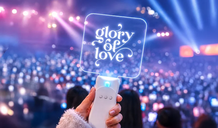 마플 사각 LED 응원봉 – 영문 문구를 UV 인쇄해 제작한 응원봉을 콘서트장에서 LED를 켜고 손으로 들고 있는 이미지