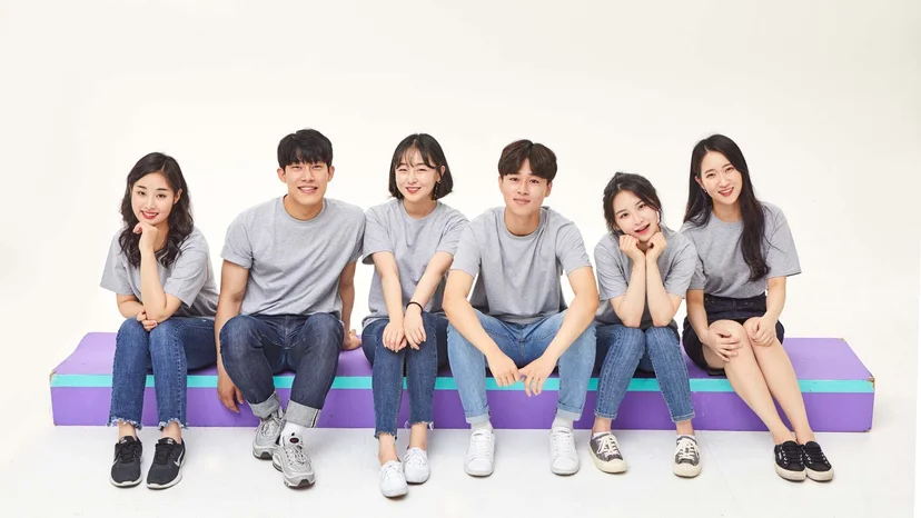 마플 길단 76000 여성 슬림 티셔츠 - 무지 그레이 슬림 티셔츠를 동아리 단체로 착용한 사양 이미지