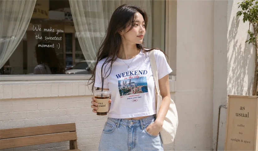 마플 반소매 크롭티 - 여행 사진·영문 문구를 인쇄해 제작한 화이트 크롭티를 카페 앞에서 착용한 이미지
