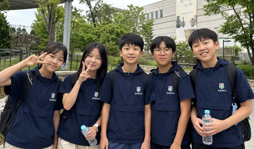 마플 랜더스 150 반소매 아노락 자켓 - 학교 교명·로고를 인쇄해 제작한 네이비 단체 자켓을 학생 5인이 야외에서 착용한 이미지
