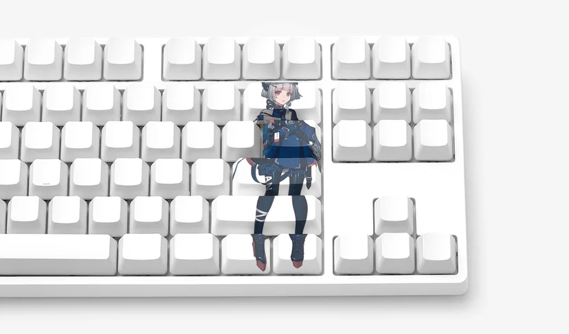 MARPPLEのオリジナルフルカラーキーキャップ – キャラクターイラストを全面印刷したキーキャップを、ホワイトのメカニカルキーボードに装着したイメージ