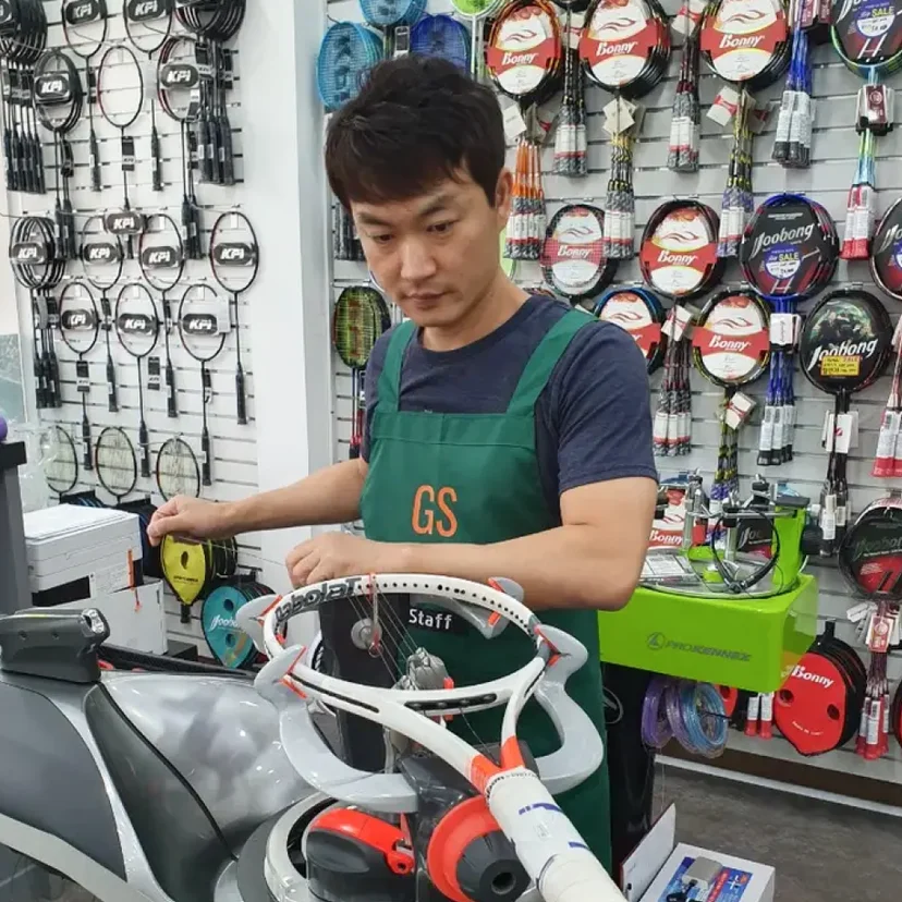 마플 AP 커스텀 앞치마 매장 로고를 인쇄한 그린 앞치마를 스포츠용품 매장 직원이 착용한 실구매 후기 사진