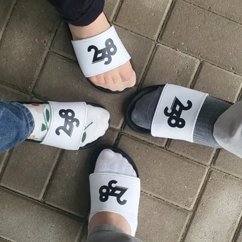 마플 커스텀 슬리퍼 팀 로고를 인쇄한 슬리퍼를 4인이 모여 위에서 찍은 실구매 후기 사진