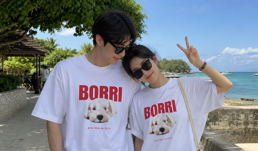 마플 길단 2000 오리지널 티셔츠 반려견 사진과 이름을 인쇄한 화이트 티셔츠를 커플이 해외 여행지에서 착용한 이미지