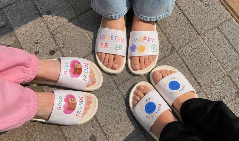 마플 커스텀 슬리퍼 캐릭터·문구를 인쇄한 크림 슬리퍼 3가지 디자인을 3인이 함께 착용한 이미지
