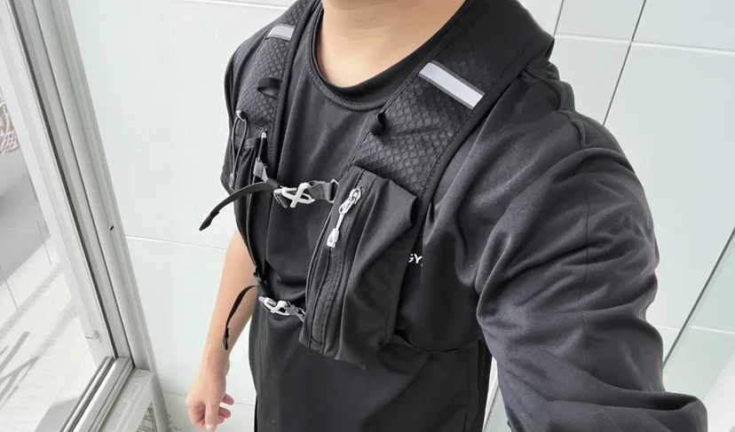 마플 커스텀 러닝 조끼 듀얼 가슴 스트랩과 전면 포켓 구조를 보여주는 착용 정면 이미지