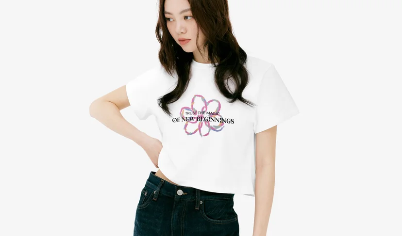 마플 반소매 크롭티 - 꽃 일러스트·영문 문구를 인쇄해 제작한 화이트 크롭티 착용 사양 이미지