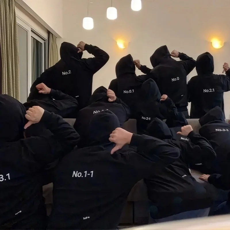 마플 단체 후드집업 제작 – 개인별 번호를 등판에 프린팅한 블랙 후드집업을 맞춰 입고 포즈를 취한 단체 이미지