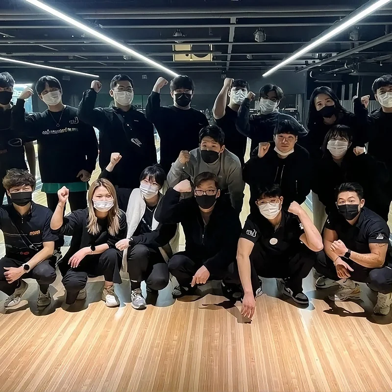 마플 단체 맨투맨 제작 – 블랙 컬러 단체 의류를 맞춰 입고 함께 포즈를 취한 크루 단체 사진