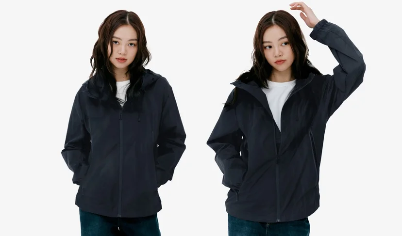 마플 무지 바람막이 – 네이비 후드 바람막이를 착용한 여성 모델의 정면 착용 이미지