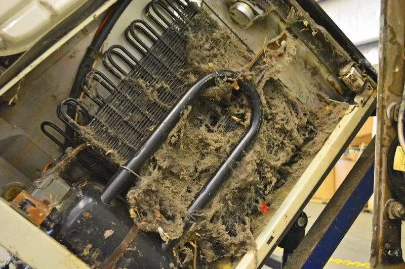 업소용냉장고 - 냉장고 콘덴서 청소의 중요성