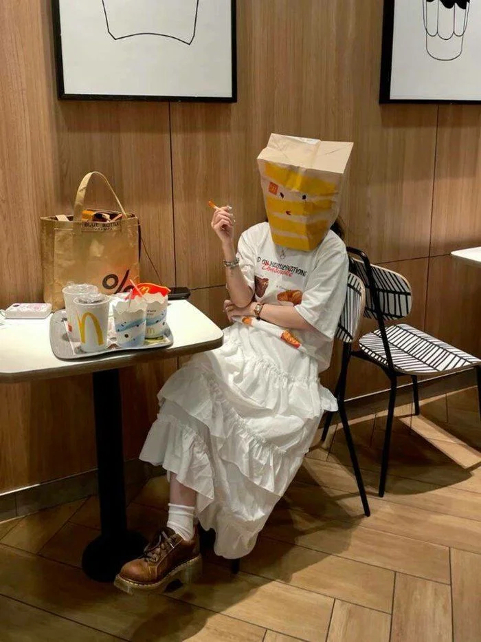 다양한 음료가 진열된 오픈형냉장고