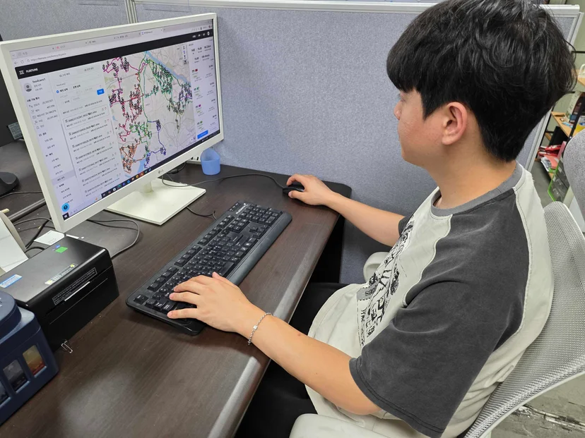 푸드케어 담당자가 플릿튠 TMS에서 배송 노선을 확인하는 실제 모습