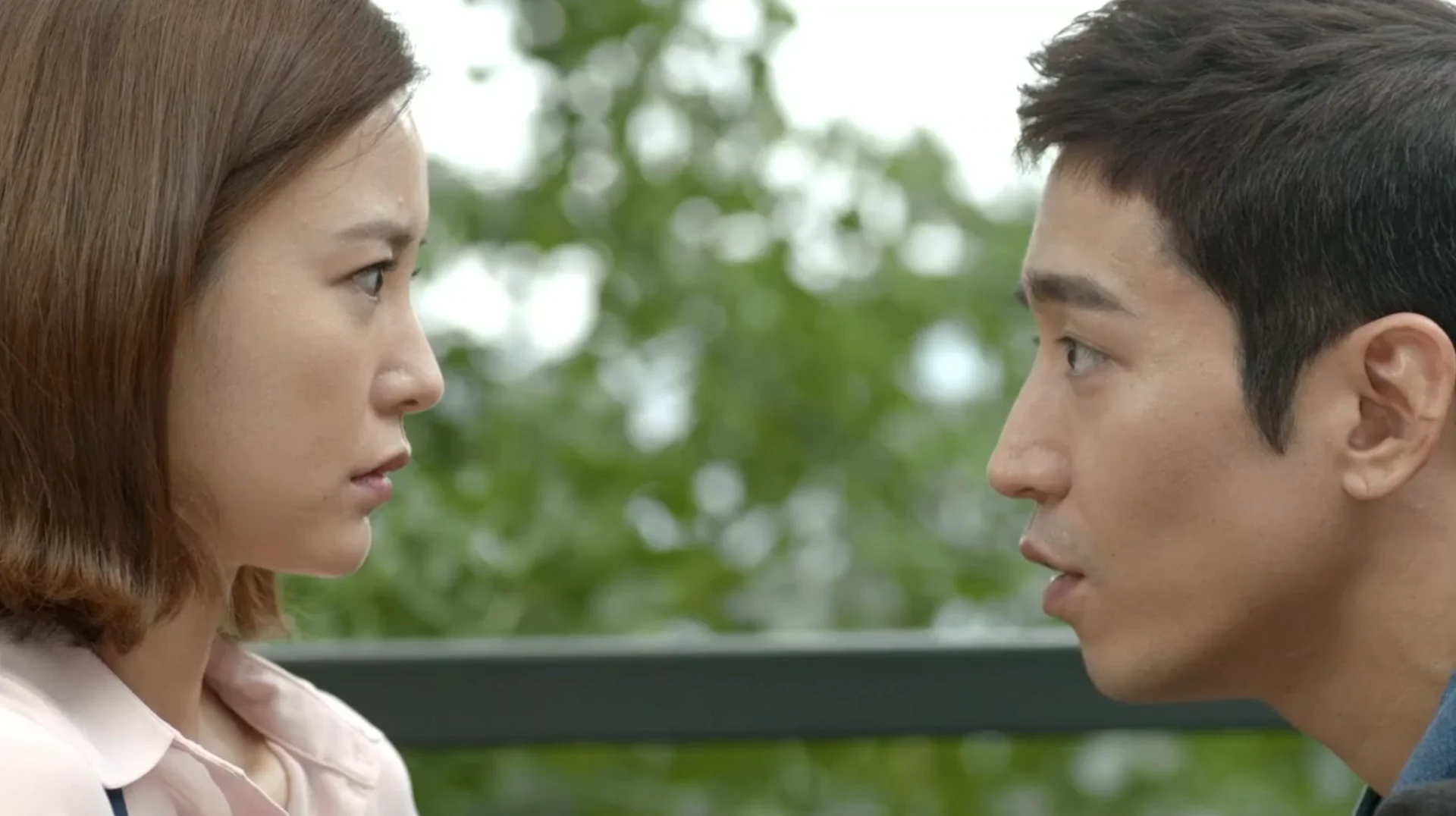 〈연애의 발견〉 2회. ‘너 그 남자랑 헤어지고 나한테 오라면 올래? 다시 오면 절대로 울리지 않을게.’ 자존심을 다 버리고 던진 말이 그대로 떨어지는 장면.