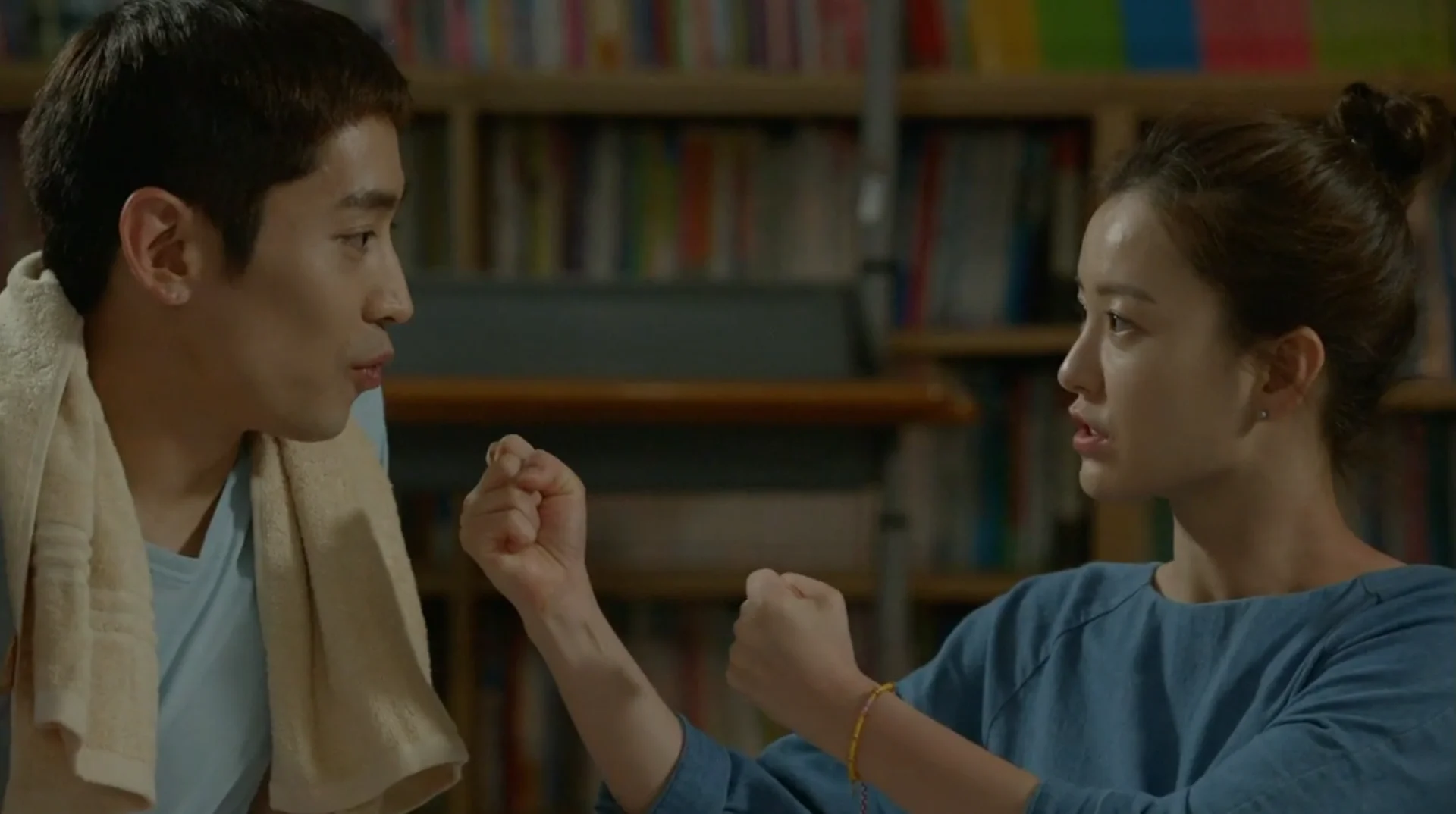 〈연애의 발견〉 3회. ‘왜 저 여자를 그렇게 오랫동안 잊지 못했는지 깨달았어요. 한여름이었기 때문이었어요. 그냥, 한여름은 한여름이니까.’ 인터뷰 형식으로 흐르는 장면.
