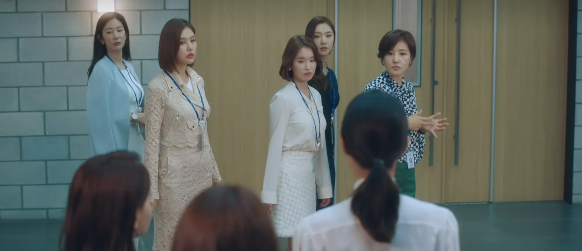 〈질투의 화신〉 1회. 비정규직 기상캐스터로서 보도국의 차별 구조를 견디는 표나리.