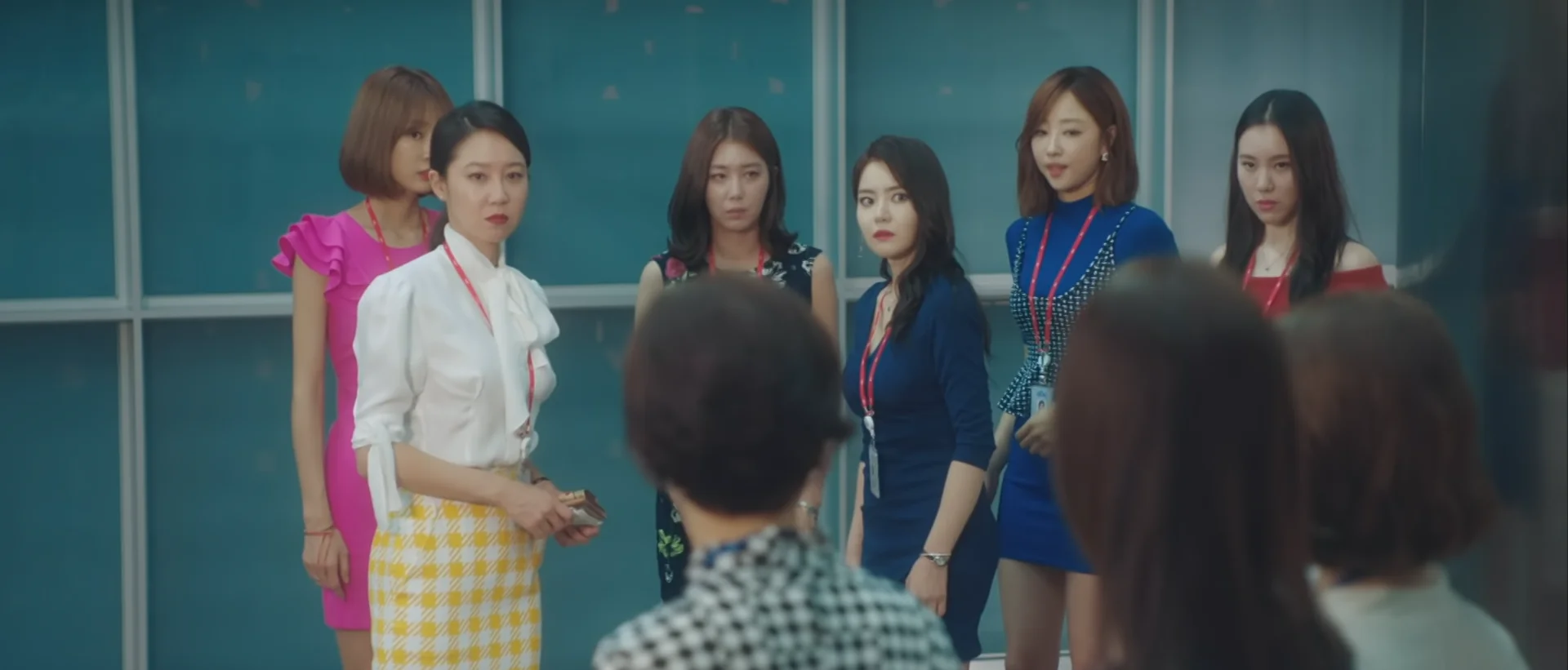 〈질투의 화신〉 1회. 나리가 직장 내 부당함을 감내하며 일상을 이어가는 장면.