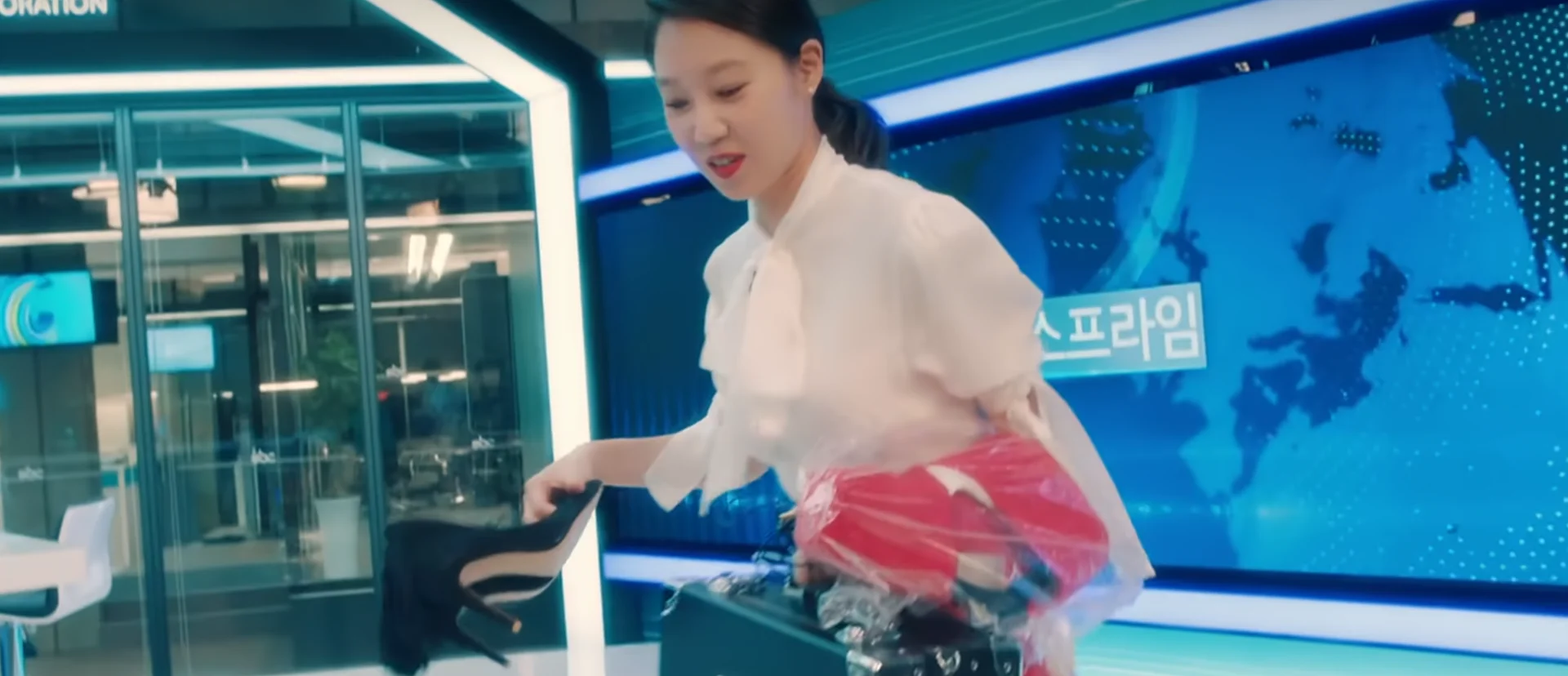 〈질투의 화신〉 1회. 비루한 노동 현실을 마주한 막내 프리랜서의 자기혐오와 동질감.