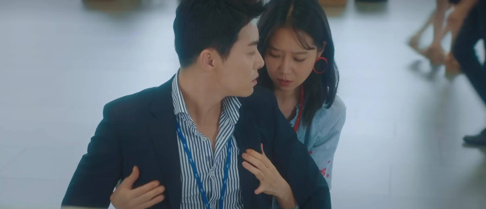 〈질투의 화신〉 1회. 회사 로비에서 가슴을 만지다 나리에게 유방암 의심을 받는 순간.