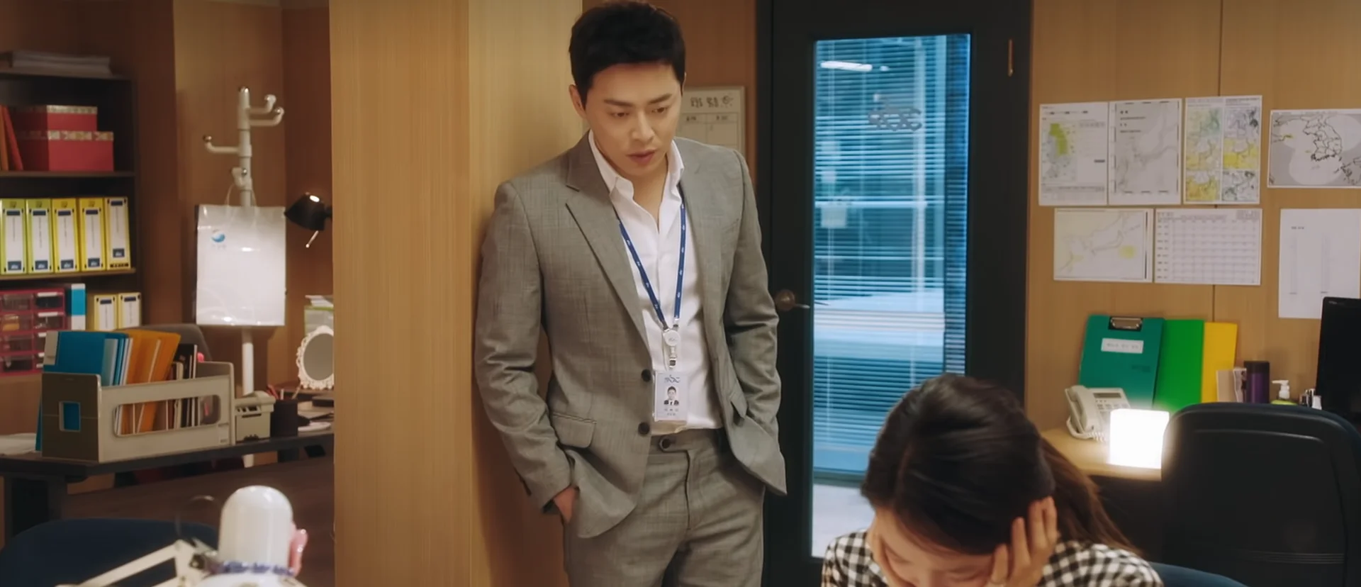 〈질투의 화신〉 2회. 망신당한 나리에게 “가슴이 쪼그라들었다”며 능청 떨고 마음을 전하는 화신.