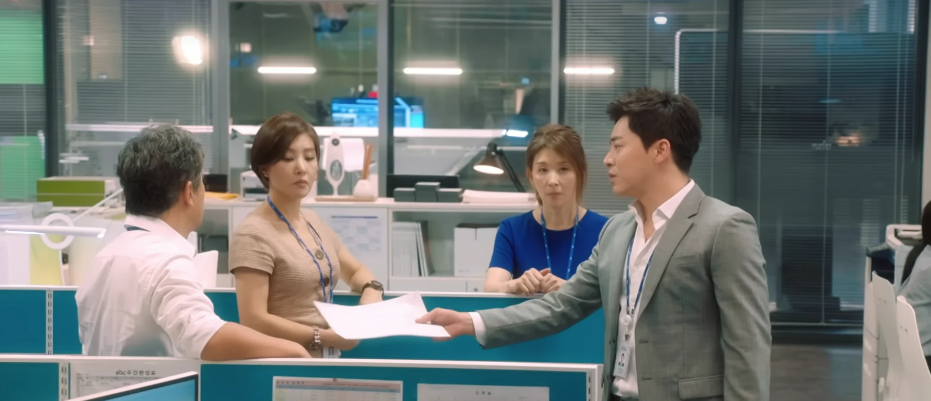 〈질투의 화신〉 3회. 시청률 그래프를 들이밀며 보도국장에게 나리의 해고가 비논리적임을 따지는 이화신.