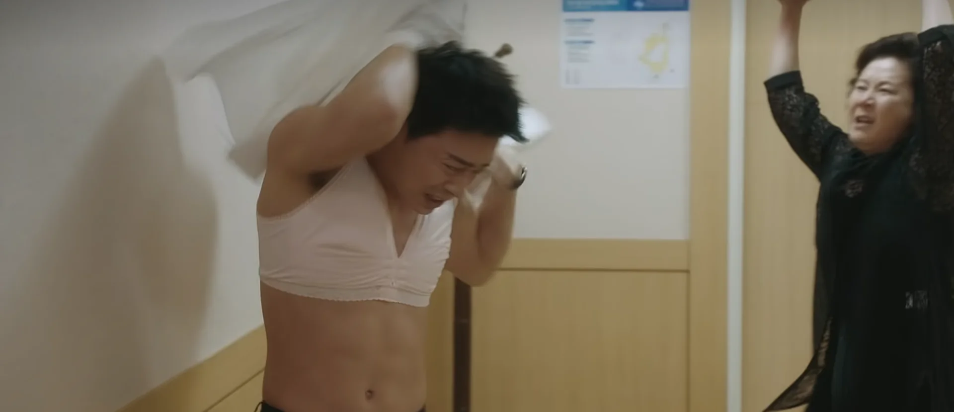 〈질투의 화신〉 6회. 갯벌에서 정원이에게 끌려가는 이화신, 남주 체면을 내던지고 망가지는 작가의 패기.
