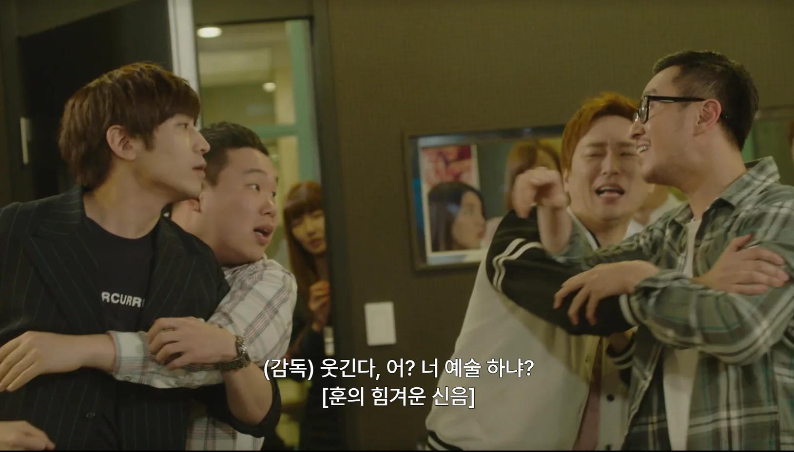 1회 박도경. 작업의 진실된 맥락을 찾지 못한 채 예술을 논하는 감독에게 폭발하는 장면.