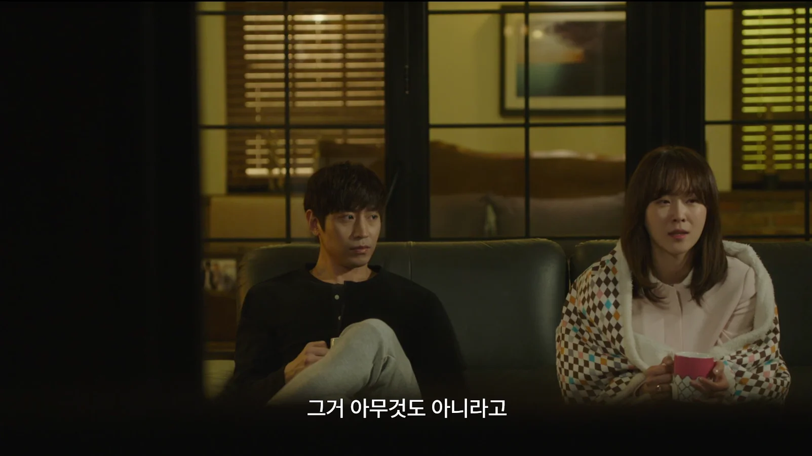 3회 오해영. 결혼 전날 차인 건 아무것도 아니라고 말해달라며 도경에게 매달리는 해영.