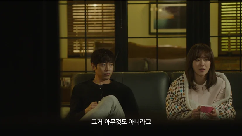 3회 오해영. 결혼 전날 차인 건 아무것도 아니라고 말해달라며 도경에게 매달리는 해영.