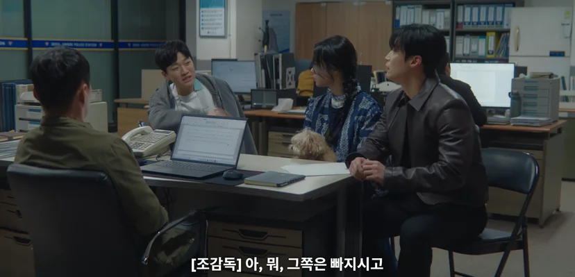 4회. 차세계를 고소하겠다며 날뛰는 방송국 조감독 — 현실의 방송가와는 거리가 있는 설정.