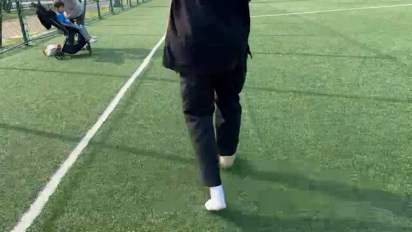 재활 끝에 잔디 운동장 위를 다시 걷는 모습