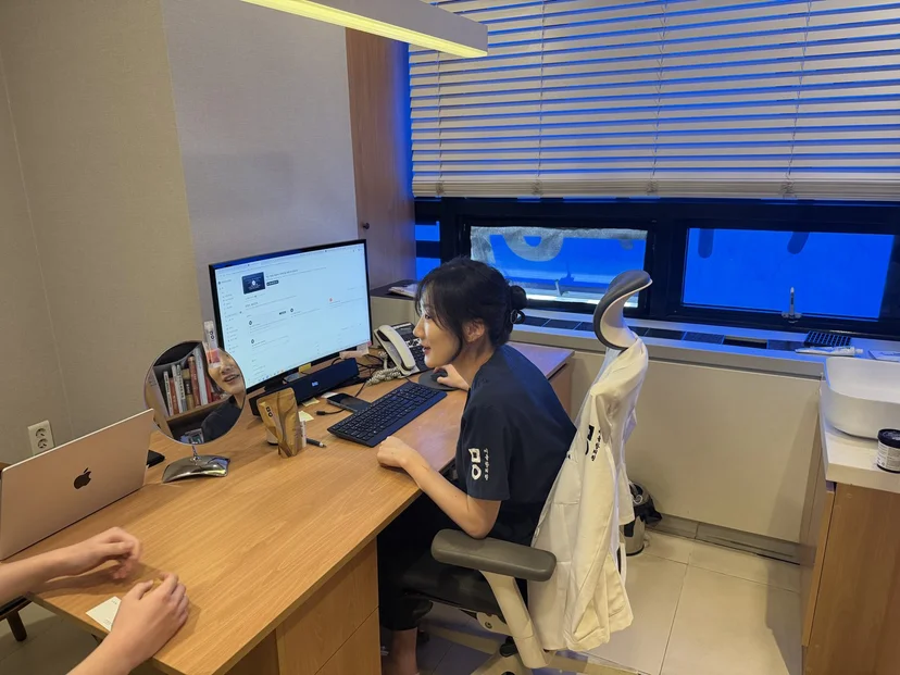 미올한의원 원장이 온더 AI 대시보드로 AI 검색 노출 현황을 확인하는 모습