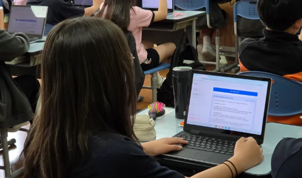 학생이 활동지와 함께 교풀AI 수업용 AI 도구를 사용하는 모습