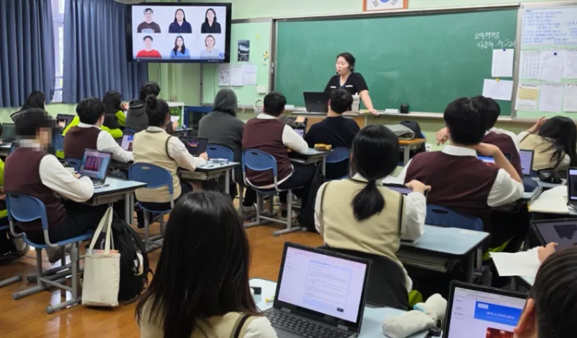 교실에서 피지컬 컴퓨팅 수업을 진행하는 모습